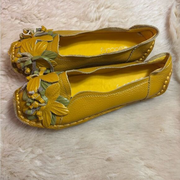 Socofy Leather Yellow Loafers with Floral Detail - Picture 4 of 6